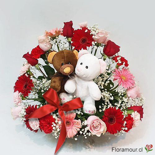 Tierno y romántico arreglo floral con dos ositos de peluche unidos, rodeados por rosas y otras flores de complemento. Sólo Santiago
